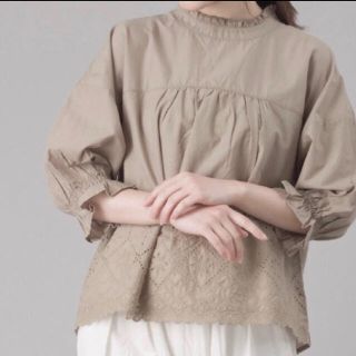 エヌナチュラルビューティーベーシック(N.Natural beauty basic)のOPTIM フリルスタンドカラー刺繍ギャザーブラウス (シャツ/ブラウス(長袖/七分))