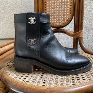 CHANEL ターンロックブーツ