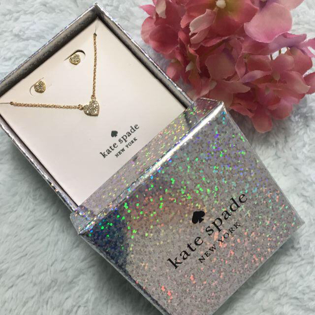 kate spade new york(ケイトスペードニューヨーク)の新品　ギフトボックス入り　Kate Spade ネックレス & ピアス セット レディースのアクセサリー(ネックレス)の商品写真