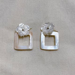 sandyfeet フラワーシェルピアス(ピアス)