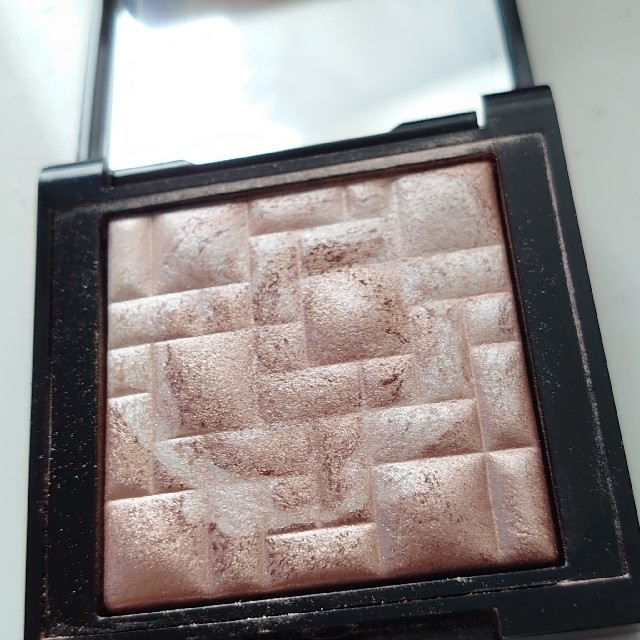 BOBBI BROWN(ボビイブラウン)のボビイブラウン　ミニハイライティングパウダー ０１ピンクグロウ コスメ/美容のベースメイク/化粧品(フェイスカラー)の商品写真