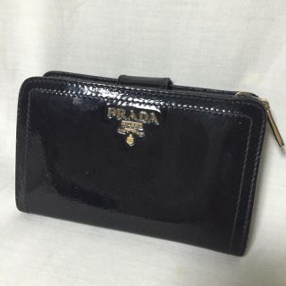 プラダ(PRADA)のプラダ  エナメル二つ折り 財布(財布)