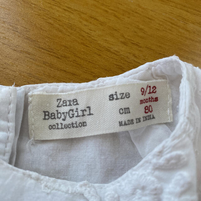 ZARA(ザラ)のzara Baby ホワイトブラウス　80cm キッズ/ベビー/マタニティのベビー服(~85cm)(シャツ/カットソー)の商品写真