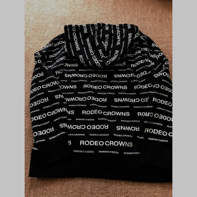 RODEO CROWNS(ロデオクラウンズ)のロデオクラウンズ　総ロゴ　パーカー　プルオーバー レディースのトップス(パーカー)の商品写真
