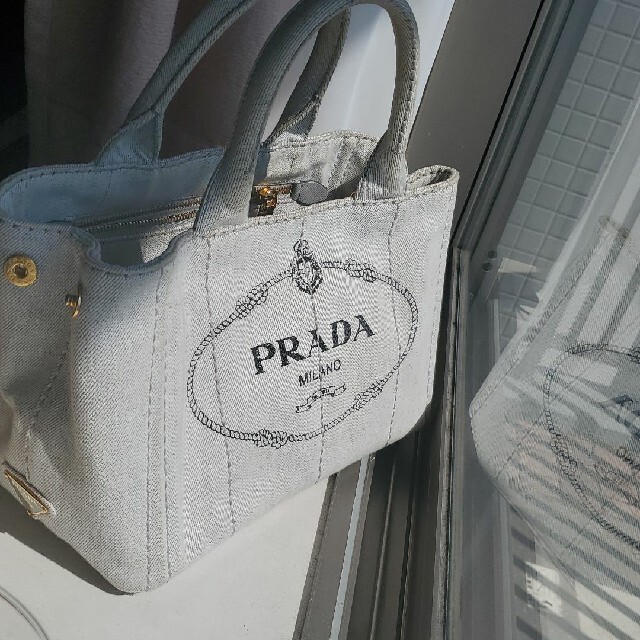 PRADA(プラダ)の値下げ　PRADA　カナパ　Sデニム　ビアンコ レディースのバッグ(トートバッグ)の商品写真