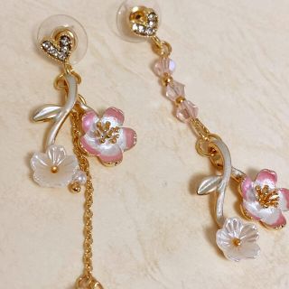 ゆらゆら 春色 桜のアシンメトリーピアス (ピアス)