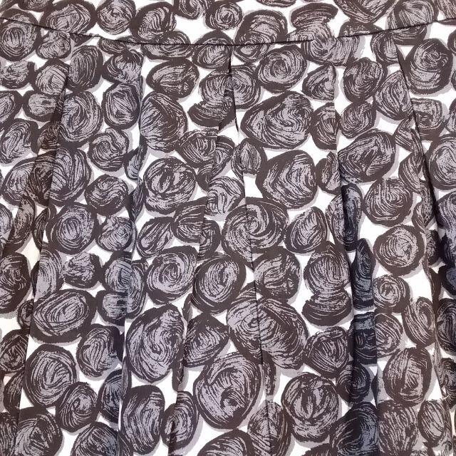 ZARA(ザラ)のザラウーマン ひざ丈ボックスプリーツスカート フラワードット サイドファスナー レディースのスカート(ひざ丈スカート)の商品写真