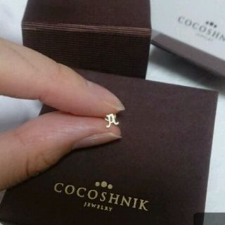 ココシュニック(COCOSHNIK)のココシュニック イニシャルピアス(ピアス)