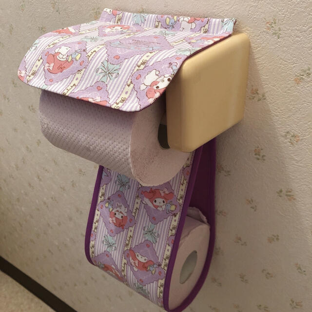 トイレットペーパーホルダーカバー 紫 インテリア/住まい/日用品の収納家具(トイレ収納)の商品写真
