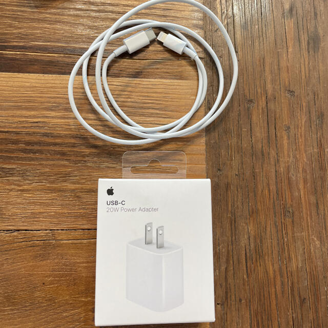 Apple(アップル)の新品未使用ケーブル付Apple 20W USB-C電源アダプタMHJA3AM/A スマホ/家電/カメラのスマートフォン/携帯電話(バッテリー/充電器)の商品写真