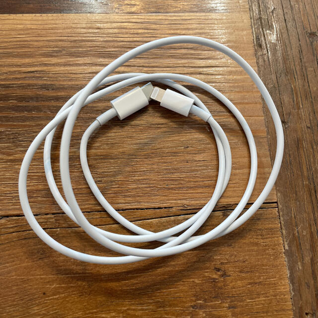 Apple(アップル)の新品未使用ケーブル付Apple 20W USB-C電源アダプタMHJA3AM/A スマホ/家電/カメラのスマートフォン/携帯電話(バッテリー/充電器)の商品写真