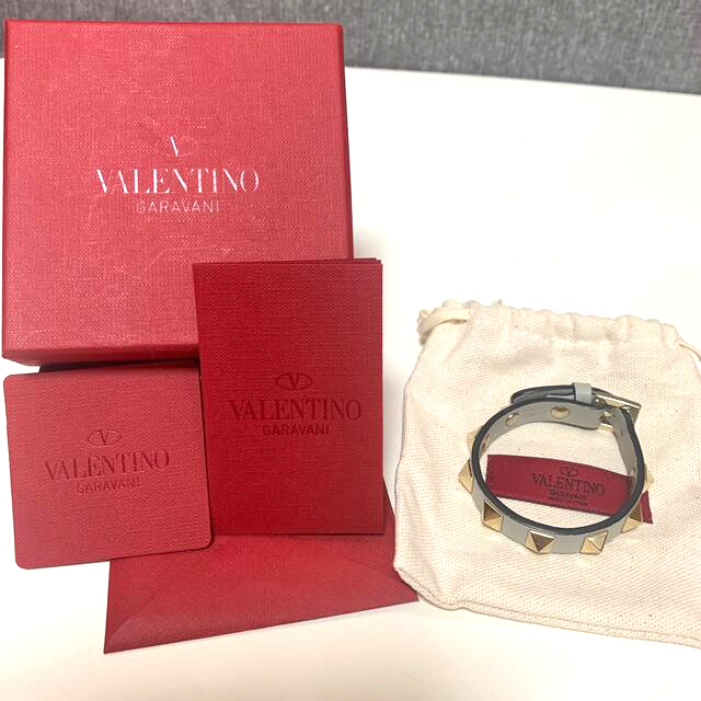 valentino garavani(ヴァレンティノガラヴァーニ)のVALENTINO バレンティノ　ロックスタッズ ブレスレット グレー レディースのアクセサリー(ブレスレット/バングル)の商品写真