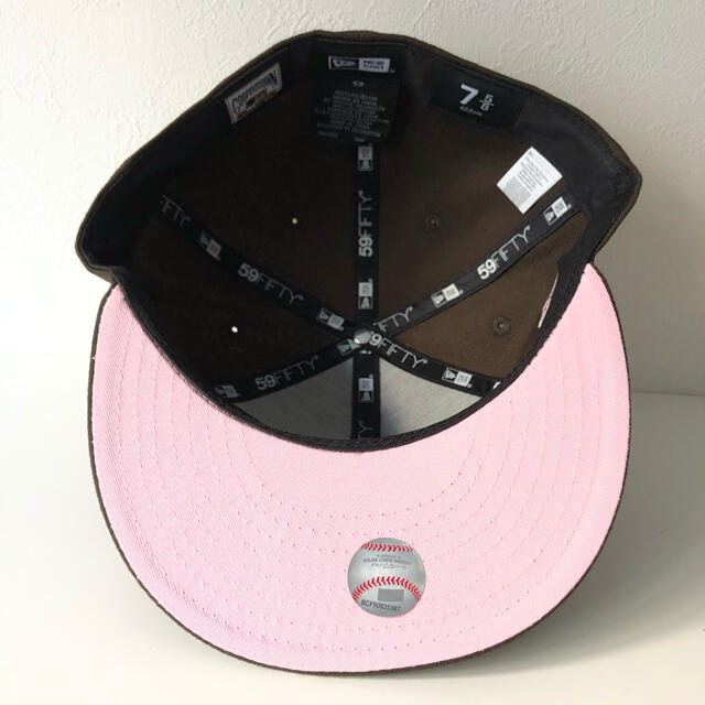 NEW ERA(ニューエラー)のNew Era ツバ裏ピンク 5/8 Cap ニューエラ ヤンキース キャップ メンズの帽子(キャップ)の商品写真