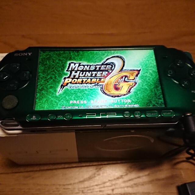 PSP-3000（バッテリー不良）+ソフト8本+メモリースティック4GB