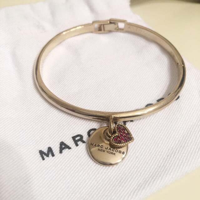 MARC JACOBS(マークジェイコブス)のねん様　マークジェイコブス　バングル　ゴールド　ハート　中古 レディースのアクセサリー(ブレスレット/バングル)の商品写真