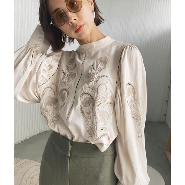 Ameri VINTAGE(アメリヴィンテージ)のLADY EMBROIDERY PUFF BLOUSE  レディースのトップス(シャツ/ブラウス(長袖/七分))の商品写真