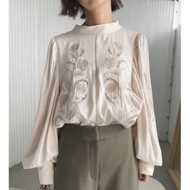 Ameri VINTAGE(アメリヴィンテージ)のLADY EMBROIDERY PUFF BLOUSE  レディースのトップス(シャツ/ブラウス(長袖/七分))の商品写真