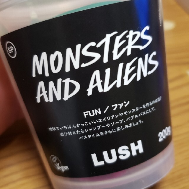 LUSH(ラッシュ)の【いちご83様専用】LUSH MONSTER AND ALIENS FUN コスメ/美容のボディケア(ボディソープ/石鹸)の商品写真