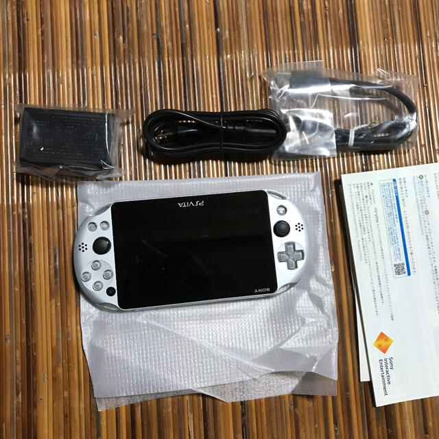 PlayStationVita シルバー (PCH-2000 ZA25）