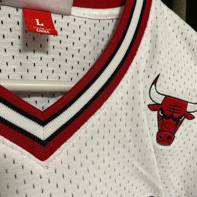 MITCHELL & NESS(ミッチェルアンドネス)のMitchell & Ness CHICAGO BULLS シューティングシャツ メンズのトップス(Tシャツ/カットソー(半袖/袖なし))の商品写真