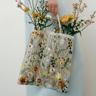 ザラ(ZARA)の【アンティークローズ様専用】ZARAバック　刺繍花柄(トートバッグ)