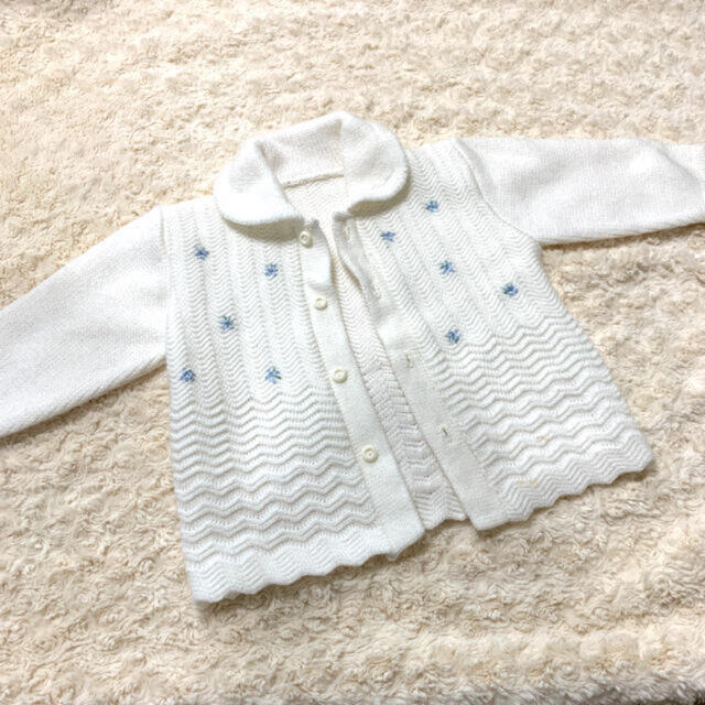 ハンドメイド　青いお花の刺繍入り　カーディガン　女の子　 キッズ/ベビー/マタニティのキッズ服女の子用(90cm~)(カーディガン)の商品写真