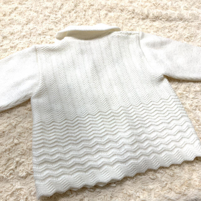 ハンドメイド　青いお花の刺繍入り　カーディガン　女の子　 キッズ/ベビー/マタニティのキッズ服女の子用(90cm~)(カーディガン)の商品写真