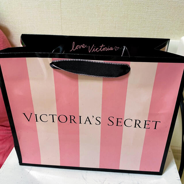 Victoria's Secret(ヴィクトリアズシークレット)の♪ヴィクトリアズシークレット　ボンブシェル　ロールオン香水♪ コスメ/美容の香水(香水(女性用))の商品写真