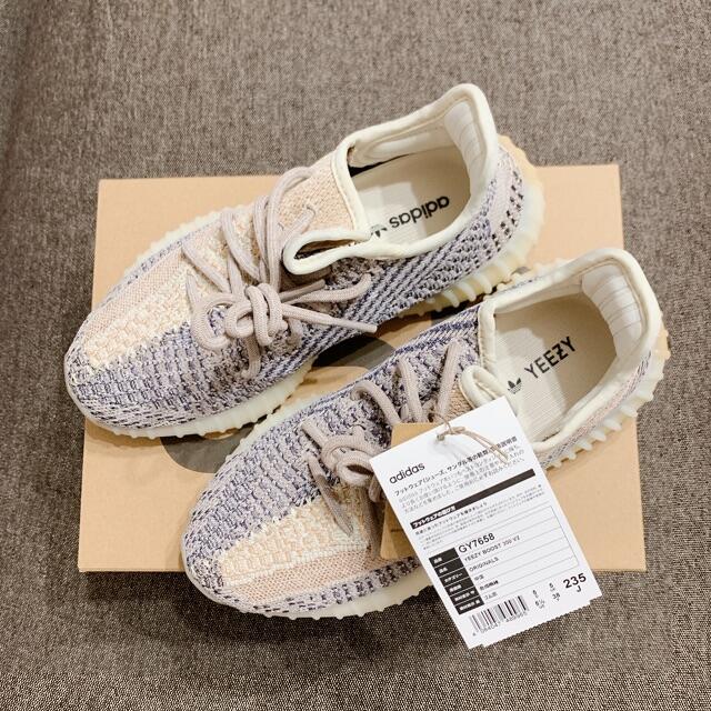 adidas(アディダス)の23.5cm イージーブースト 350 V2 アッシュパール  YEEZY レディースの靴/シューズ(スニーカー)の商品写真