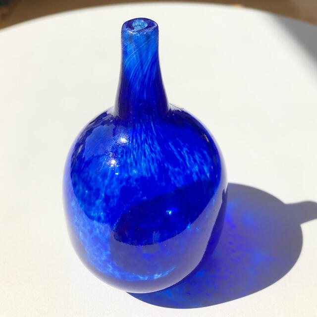 iittala(イッタラ)のオイバトイッカ　mansikkapaikka bottle ブルー 小さいサイズ インテリア/住まい/日用品のインテリア小物(置物)の商品写真