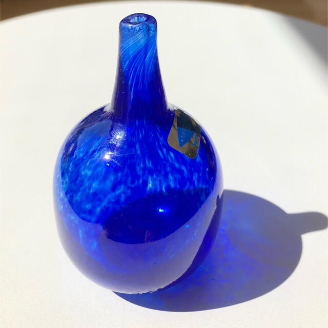 iittala(イッタラ)のオイバトイッカ　mansikkapaikka bottle ブルー 小さいサイズ インテリア/住まい/日用品のインテリア小物(置物)の商品写真