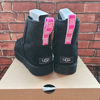 アグ(UGG)のUGG W CLASSIC MINI II GRAPHIC LOGO(ブーツ)