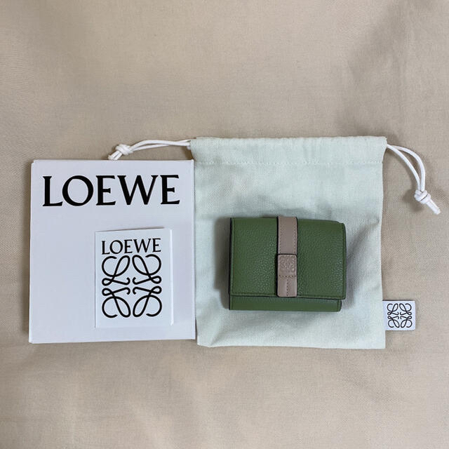 LOEWE(ロエベ)のLOEWE(ロエベ)トライフォールドウォレット(ソフトグレインカーフ)  レディースのファッション小物(財布)の商品写真