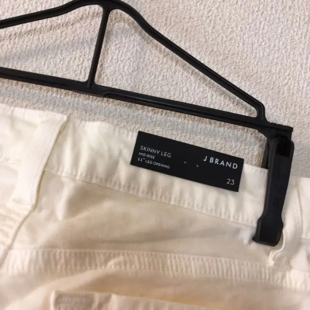 J BRAND(ジェイブランド)の定価21,800円【タグ付新品】J BRAND アイボリー　スキニーパンツ　23 レディースのパンツ(スキニーパンツ)の商品写真