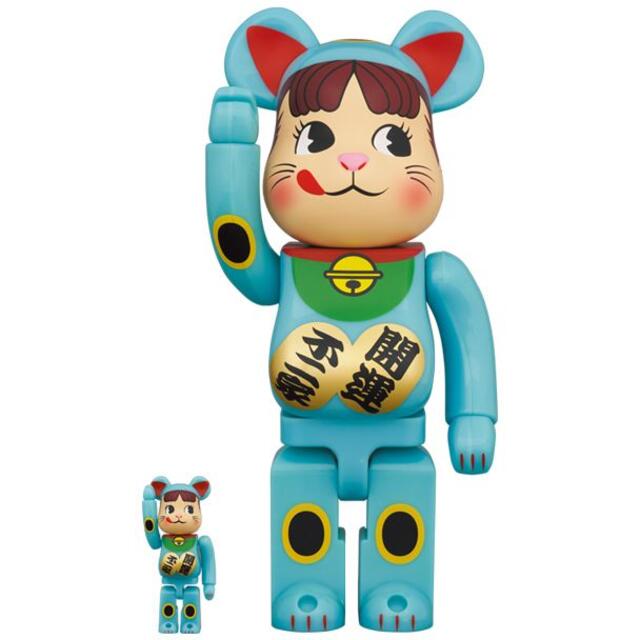 不二家(フジヤ)のBE@RBRICK 招き猫 ペコちゃん 青蓄光 100％ ＆ 400％ キッズ/ベビー/マタニティのおもちゃ(ぬいぐるみ/人形)の商品写真