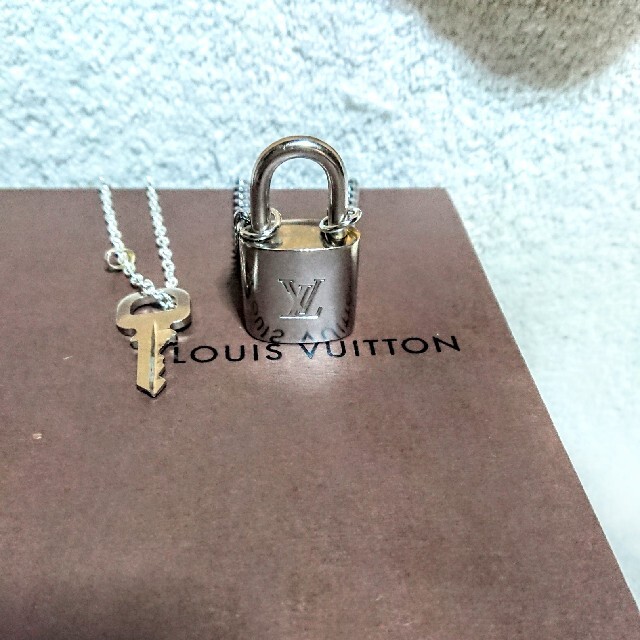 LOUIS VUITTON(ルイヴィトン)のルイヴィトン シルバー カデナ南京錠、鍵付き！ メンズのアクセサリー(ネックレス)の商品写真