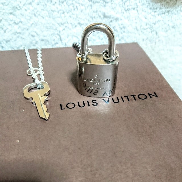 LOUIS VUITTON(ルイヴィトン)のルイヴィトン シルバー カデナ南京錠、鍵付き！ メンズのアクセサリー(ネックレス)の商品写真