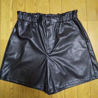 ザラ(ZARA)のguエコレザーショートパンツXLブラック完売品🖤(ハーフパンツ)