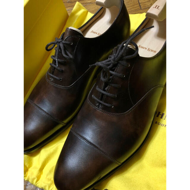 JOHN LOBB(ジョンロブ)の【未使用】JOHN LOBB シティ2 8.5E ダークブラウン シューツリー付 メンズの靴/シューズ(ドレス/ビジネス)の商品写真