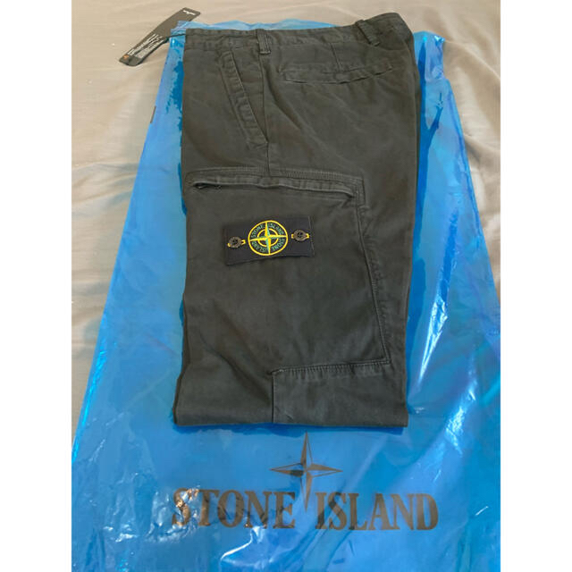 STONE ISLAND(ストーンアイランド)のStone Island カーゴパンツ　ブラック メンズのパンツ(ワークパンツ/カーゴパンツ)の商品写真