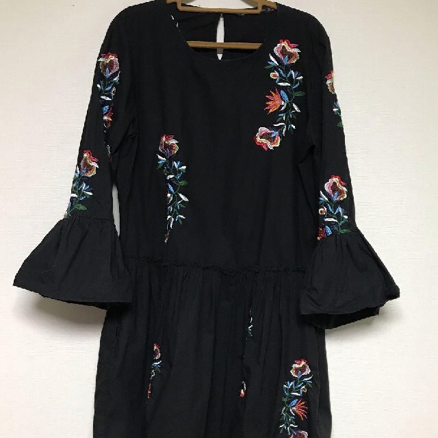 ZARA(ザラ)のお値下げ♡ZARA ザラ ミニワンピース 黒 花柄  レディースのワンピース(ミニワンピース)の商品写真