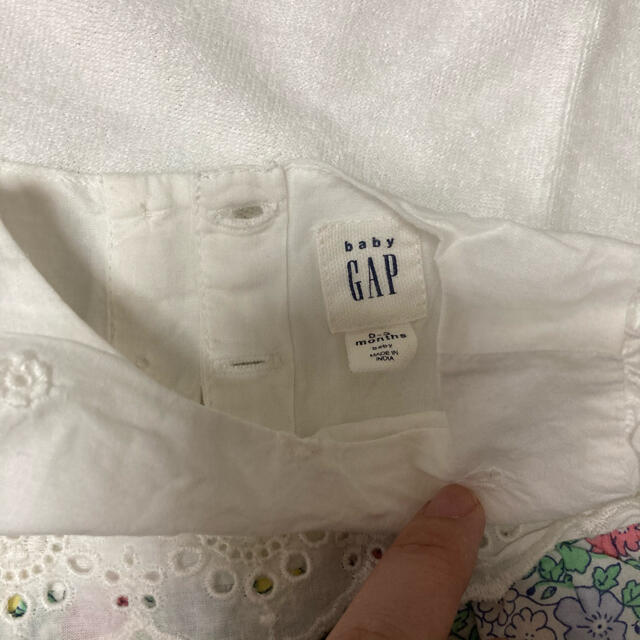 babyGAP(ベビーギャップ)のgap 花柄フリルワンピース キッズ/ベビー/マタニティのベビー服(~85cm)(ワンピース)の商品写真