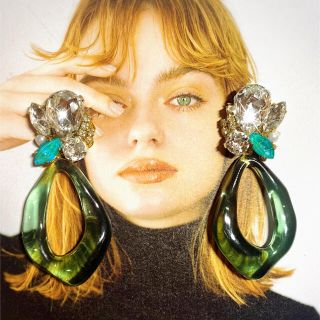 ザラ(ZARA)のピアス　イヤリング　ハンドメイド　スワロフスキー　緑　ビジュー　フープ　ラダ(ピアス)