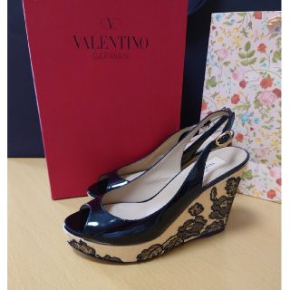 ヴァレンティノガラヴァーニ(valentino garavani)のヴァレンティノ ガラヴァーニ　ウェッジサンダル エナメル　サイズ37  (サンダル)