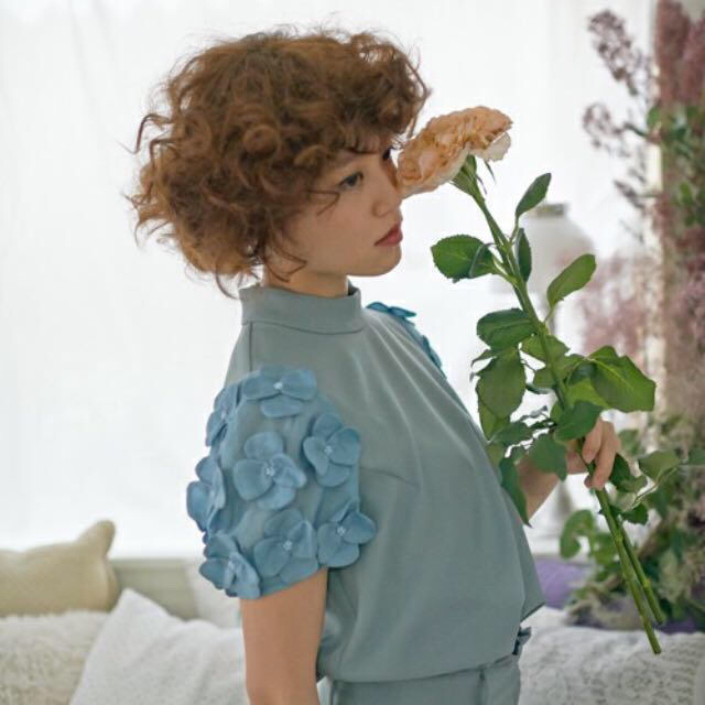 Dot&Stripes CHILDWOMAN(ドットアンドストライプスチャイルドウーマン)の花モチーフブラウス レディースのトップス(シャツ/ブラウス(半袖/袖なし))の商品写真