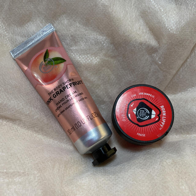 THE BODY SHOP(ザボディショップ)の新品　ボディショップ　ハンドクリームとリップ コスメ/美容のスキンケア/基礎化粧品(リップケア/リップクリーム)の商品写真