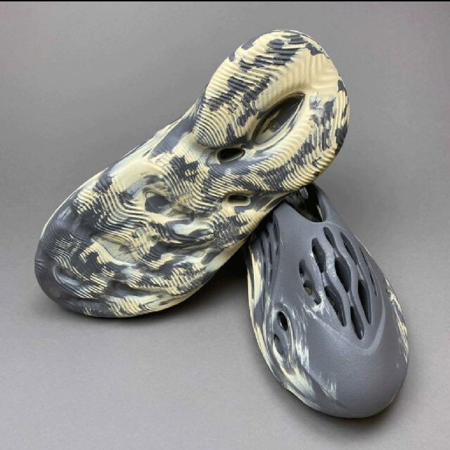 adidas(アディダス)のADIDAS YEEZY FOAM RUNNER 27.5cm メンズの靴/シューズ(サンダル)の商品写真
