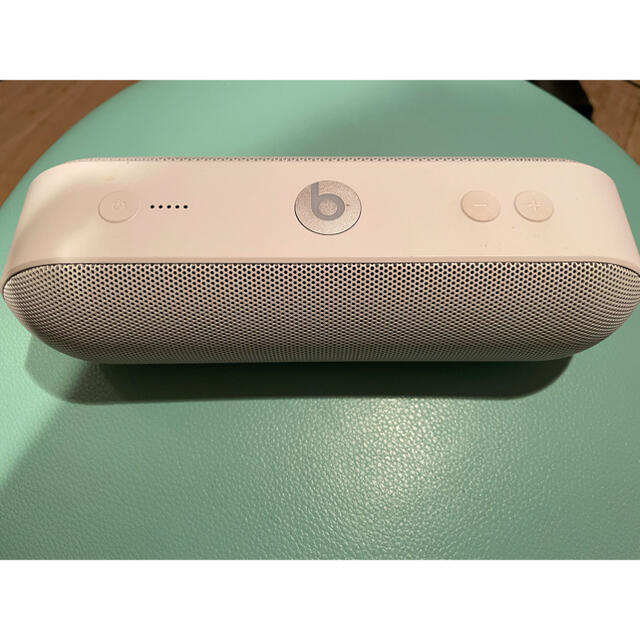 Beats by Dr Dre(ビーツバイドクタードレ)のbeats pill＋ 白 スマホ/家電/カメラのオーディオ機器(スピーカー)の商品写真