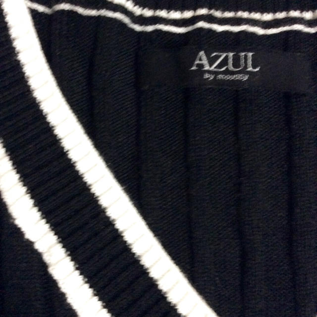 AZUL by moussy(アズールバイマウジー)のVネック ライン ニット レディースのトップス(ニット/セーター)の商品写真