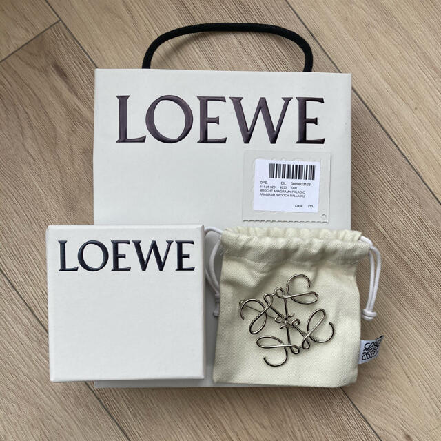 LOEWE(ロエベ)のロエベブローチ　大人気シルバー レディースのアクセサリー(ブローチ/コサージュ)の商品写真